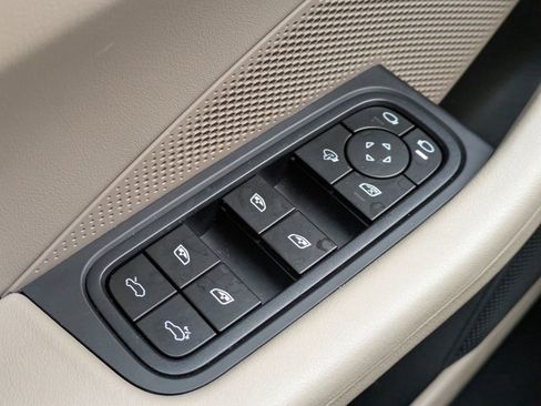 Used 2025 Porsche Macan Electric image 27