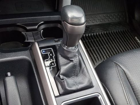 Used 2018 Toyota Tacoma Limited image 18