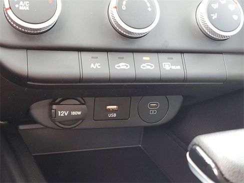 Used 2024 Hyundai Elantra SE image 30