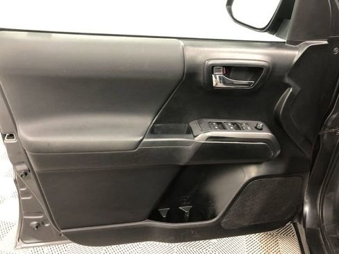 Used 2022 Toyota Tacoma TRD Sport image 12