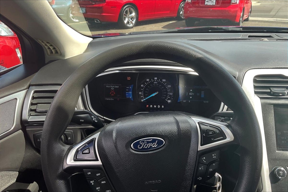 Used 2015 Ford Fusion SE FWD image 13