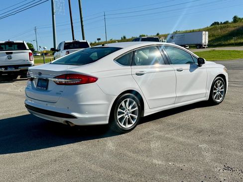 Used 2017 Ford Fusion SE w/ Fusion SE Technology Package FWD image 3