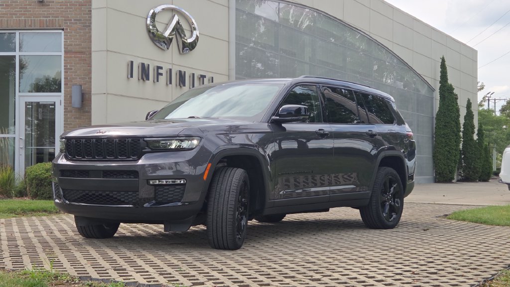 Used 2023 Jeep Grand Cherokee L Limited w/ Black Appearance Package AWD/4WD image 6