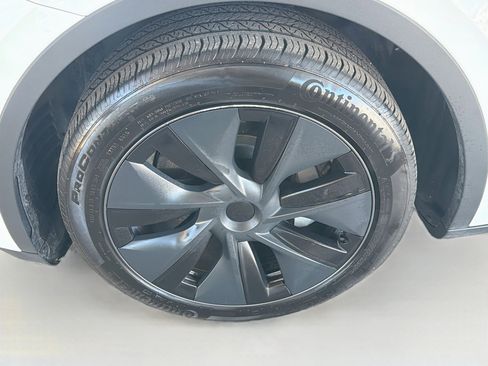 Used 2024 Tesla Model Y Long Range AWD/4WD image 11