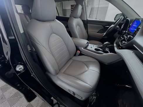 Used 2024 Toyota Highlander XLE image 31