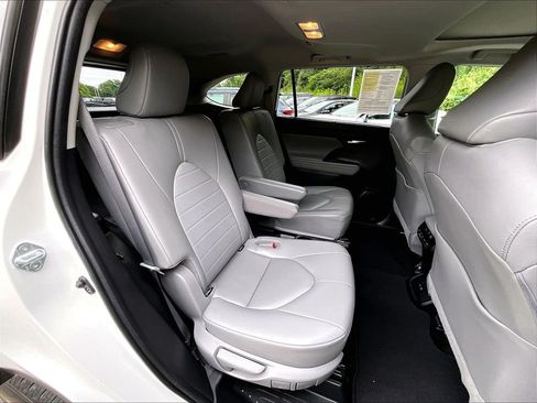 Used 2023 Toyota Highlander XLE AWD/4WD image 16