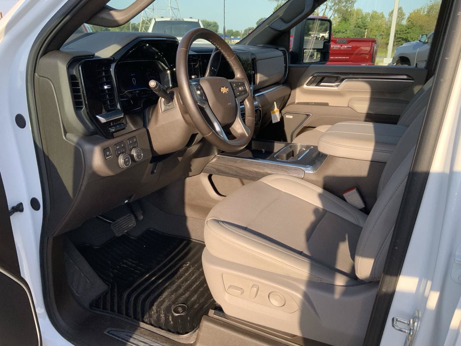 Used 2025 Chevrolet Silverado 3500 LTZ w/ LTZ Plus Package AWD/4WD image 24