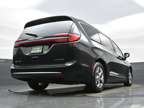 Used 2022 Chrysler Pacifica Limited FWD image 33