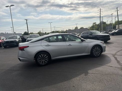 Used 2025 Nissan Altima 2.5 SV FWD image 6