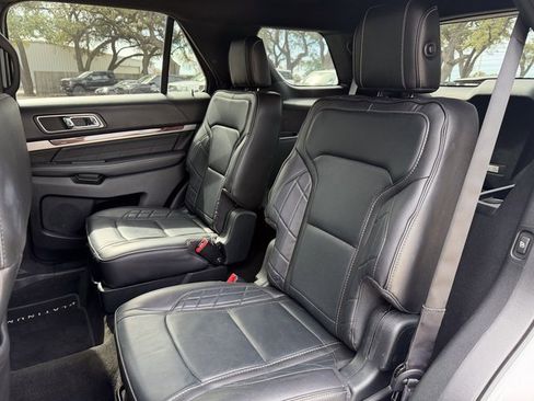 Used 2018 Ford Explorer Platinum image 19
