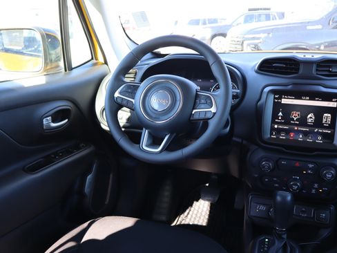 Used 2023 Jeep Renegade Latitude image 12