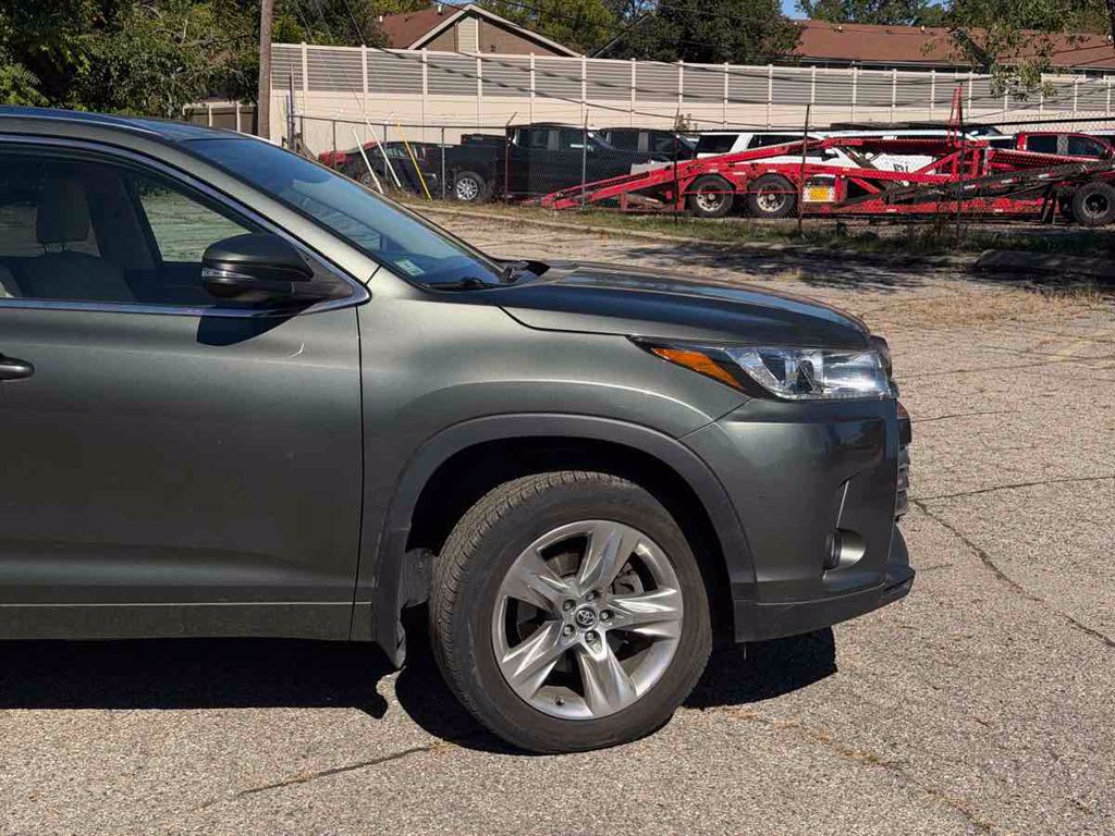 Used 2019 Toyota Highlander Limited AWD/4WD image 2