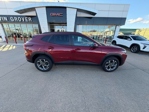 Certified 2025 Chevrolet Trax LT w/ LT Convenience Package image 22