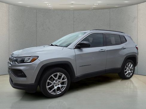 Certified 2022 Jeep Compass Latitude AWD/4WD image 10