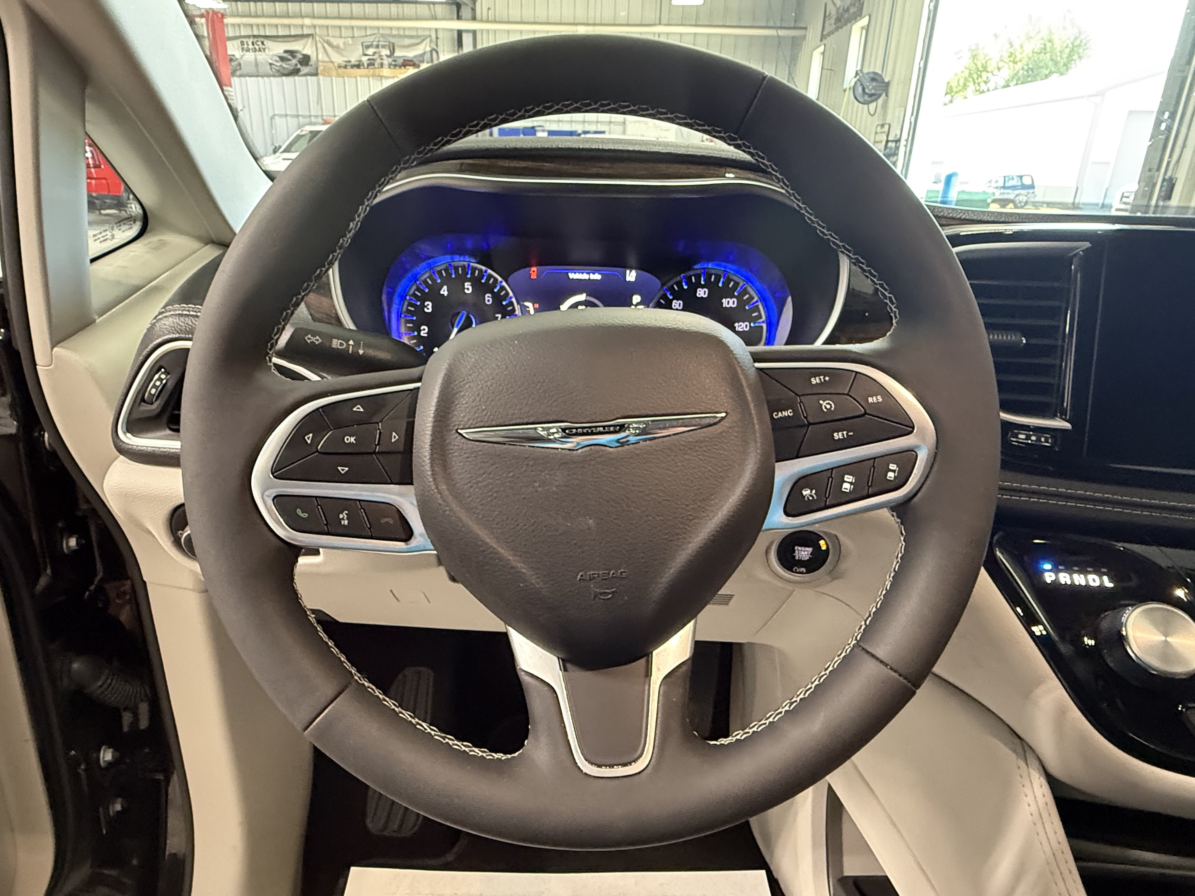 Used 2024 Chrysler Pacifica Limited w/ Trailer Tow Group FWD image 18