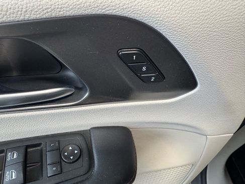 Used 2020 Chrysler Pacifica Touring-L Plus image 17