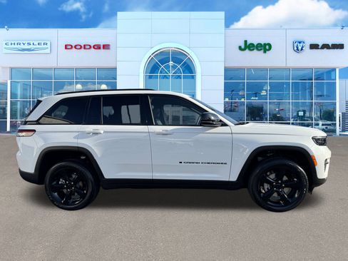 New 2025 Jeep Grand Cherokee Altitude image 12