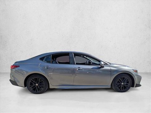 Used 2025 Toyota Camry SE image 4