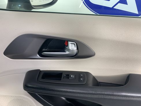 Used 2019 Chrysler Pacifica Limited FWD image 36