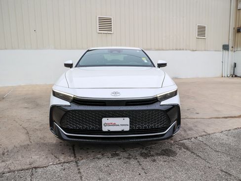 Used 2023 Toyota Crown Limited image 3