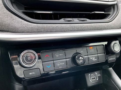 Used 2022 Jeep Compass Latitude image 35