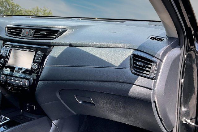 Certified 2017 Nissan Rogue SV w/ SV Premium Package AWD/4WD image 25