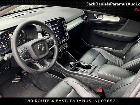 Used 2022 Volvo XC40 T5 Momentum image 11