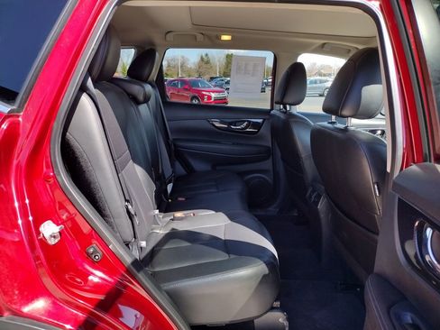 Used 2019 Nissan Rogue SL w/ Premium Package image 10