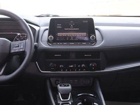 Used 2025 Nissan Rogue SV image 24