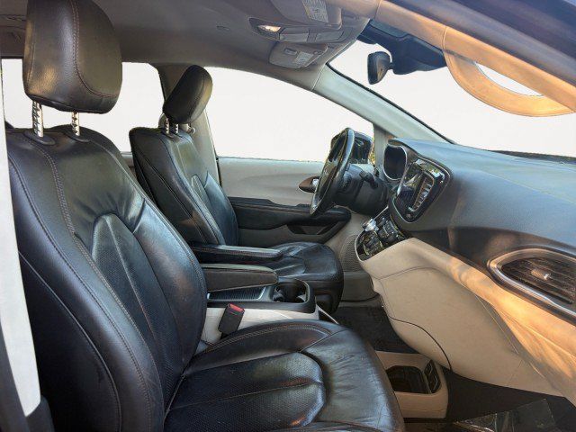 Used 2017 Chrysler Pacifica Touring-L Plus w/ Advanced Safetytec Group FWD image 11