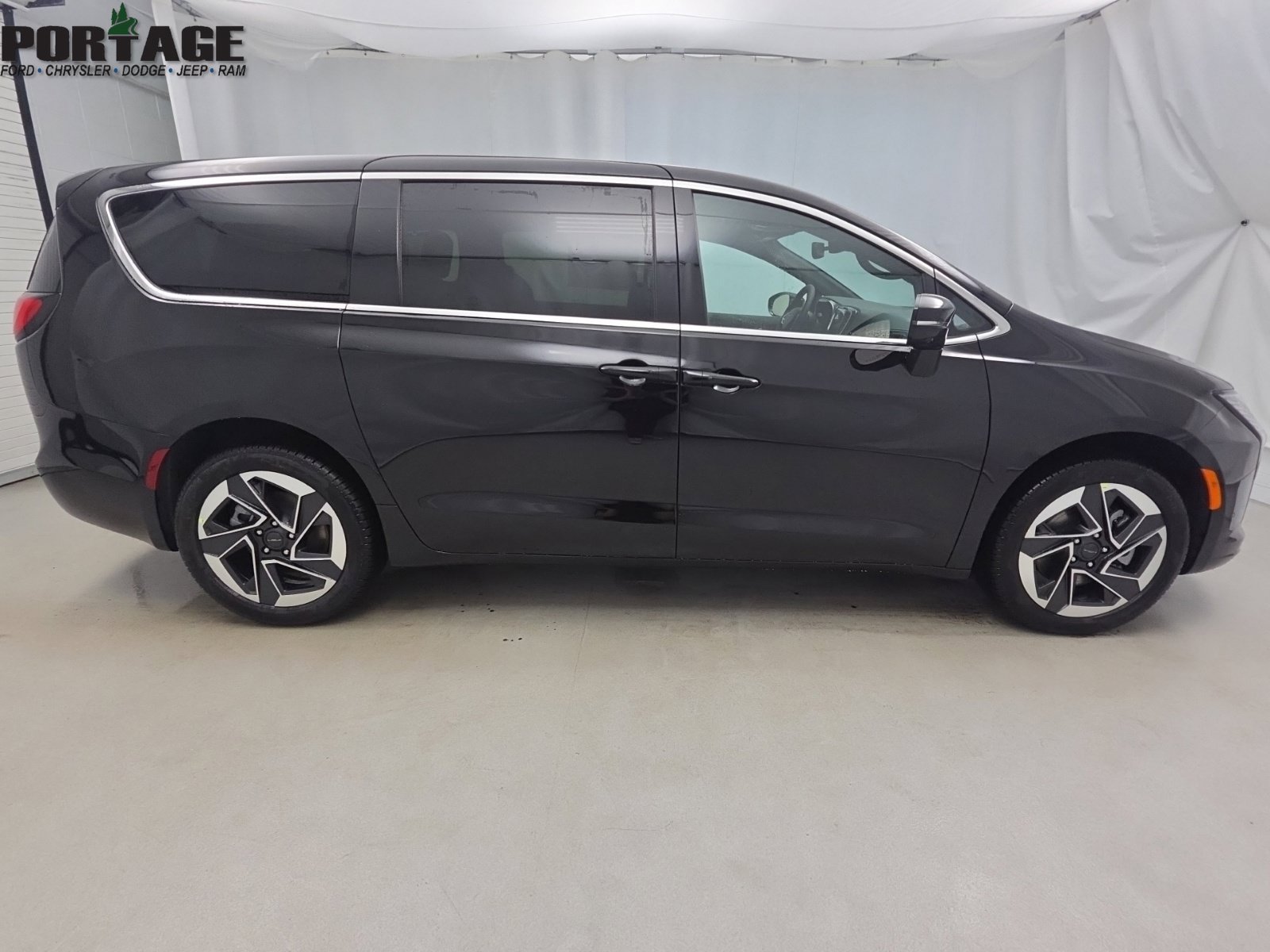 New 2027 Chrysler Pacifica Limited w/ Family Tech Group AWD/4WD image 8