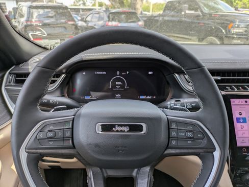 Used 2024 Jeep Grand Cherokee Limited image 21