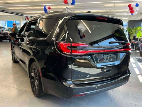 Certified 2021 Chrysler Pacifica Touring-L w/ S Appearance Package FWD image 6