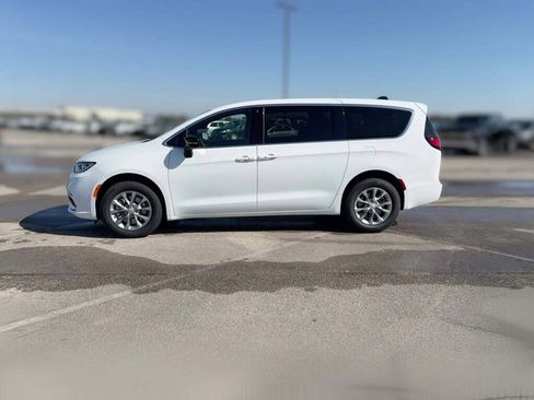 New 2026 Chrysler Pacifica Limited image 6