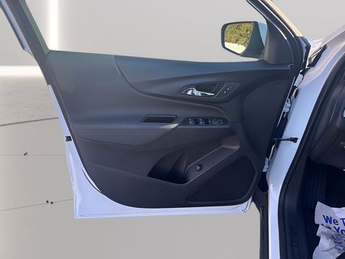 Used 2022 Chevrolet Equinox RS w/ Infotainment Package image 18