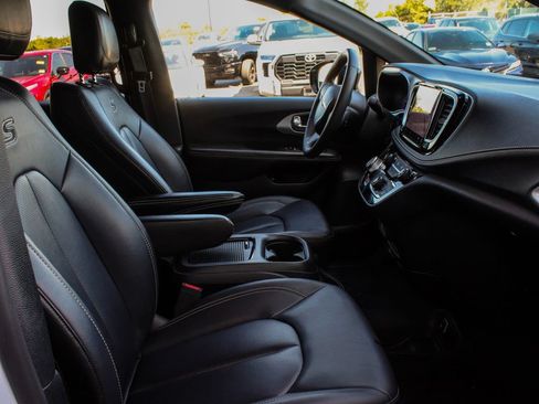 Used 2024 Chrysler Pacifica Limited FWD image 41