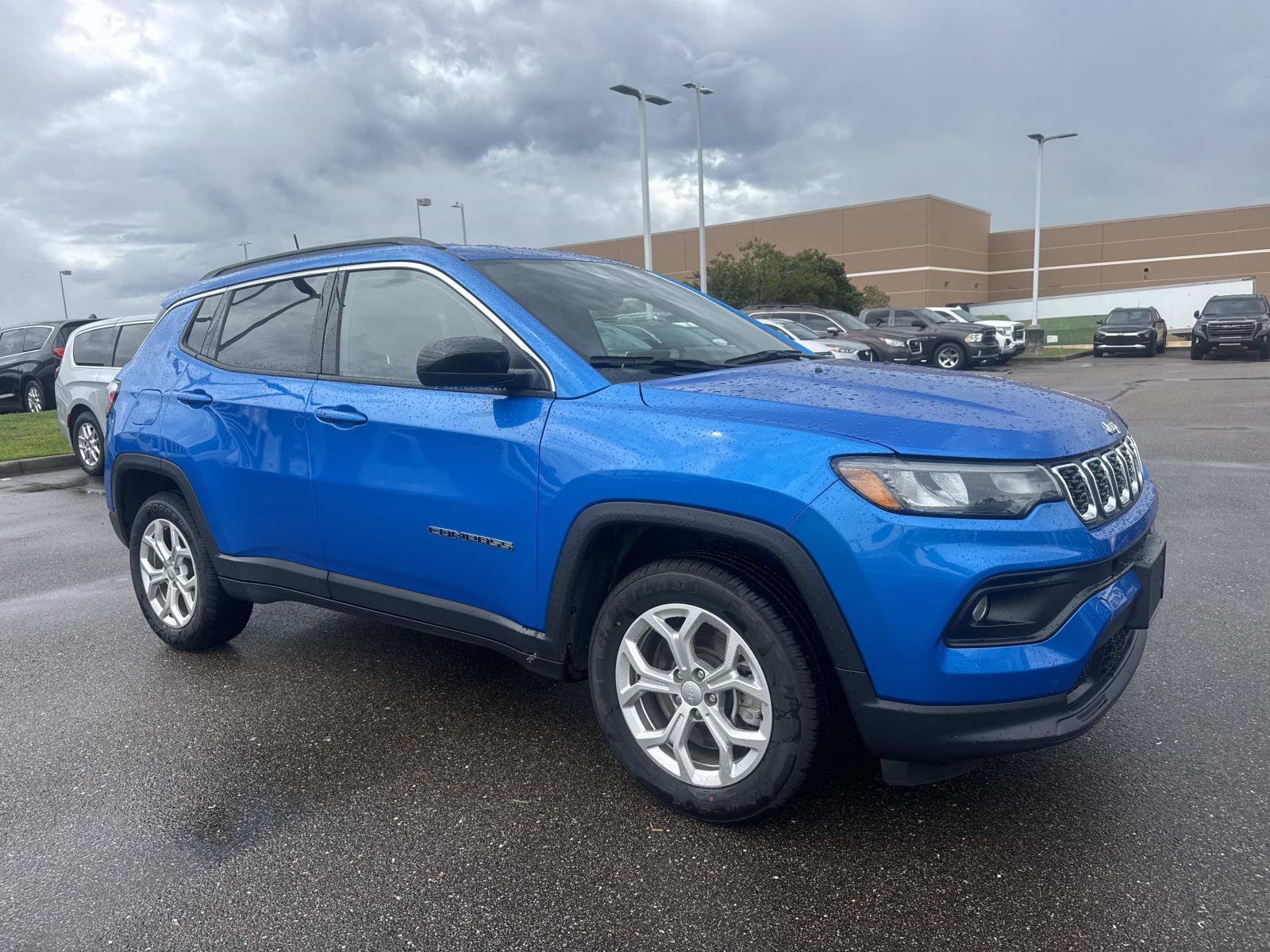 Used 2024 Jeep Compass Latitude AWD/4WD image 3