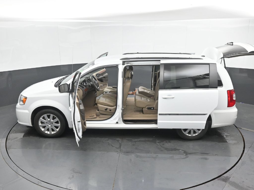 Used 2016 Chrysler Town & Country Touring FWD image 50