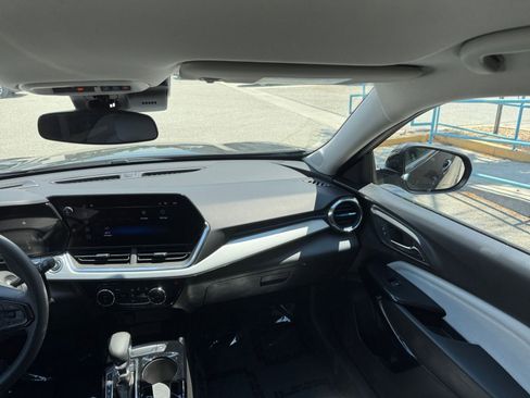 Used 2025 Chevrolet Trax LT FWD image 35