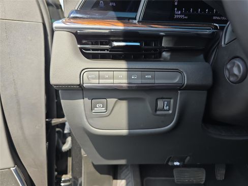 Used 2023 Cadillac Escalade ESV Luxury image 35