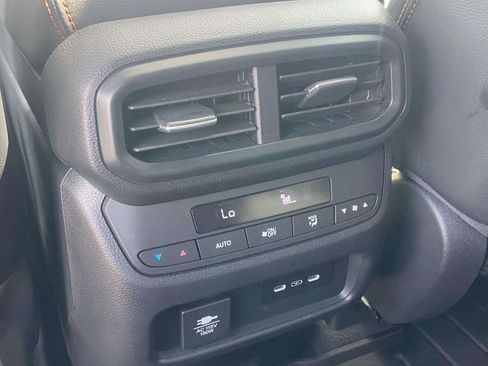 Used 2025 Honda Pilot TrailSport image 13