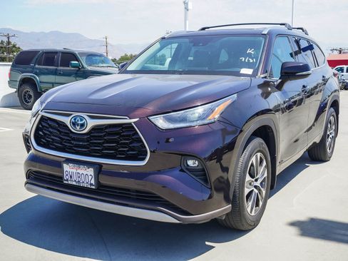 Certified 2021 Toyota Highlander XLE AWD/4WD image 3