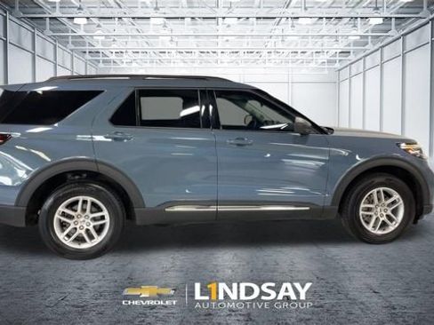 Used 2025 Ford Explorer Active AWD/4WD image 2
