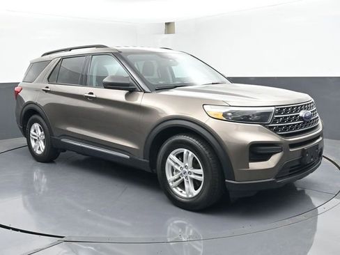 Used 2021 Ford Explorer XLT RWD image 2