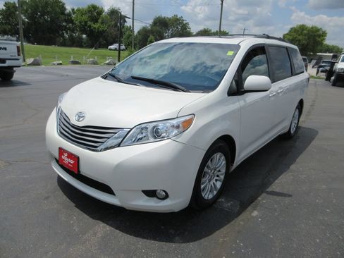 Used 2016 Toyota Sienna XLE Premium FWD image 11