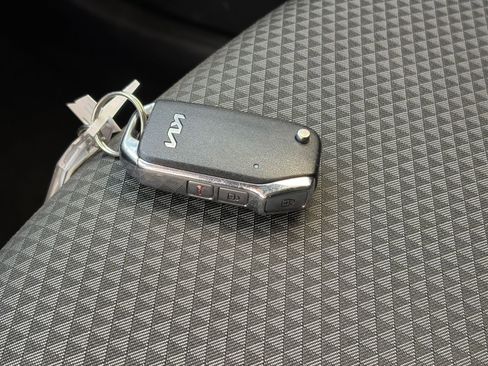 Used 2025 Kia Soul LX w/ LX Technology Package FWD image 21