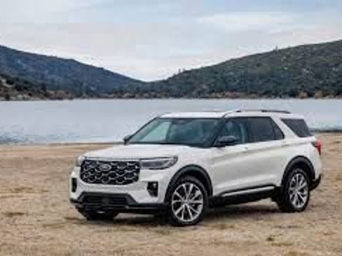 Certified 2025 Ford Explorer Platinum RWD image 1