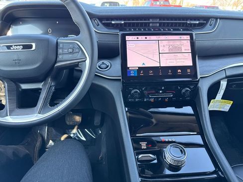 Used 2023 Jeep Grand Cherokee Limited image 20