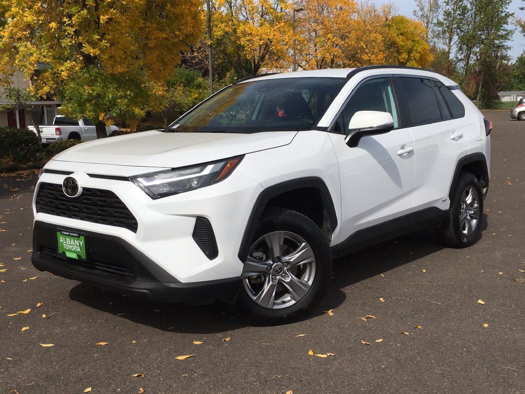 Used 2025 Toyota RAV4 XLE AWD/4WD image 1