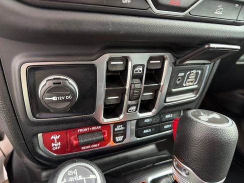 Used 2025 Jeep Wrangler Unlimited Rubicon image 6